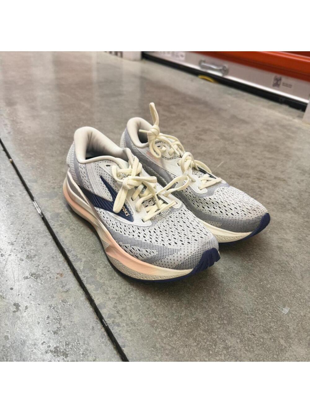 brooks adrenaline gts 24 grey and peach running shoes size 8 WOMENS
